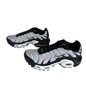 NWOT Nike Air Max Plus TN Sneakers Silver Black White Youth 3.5Y Brand New